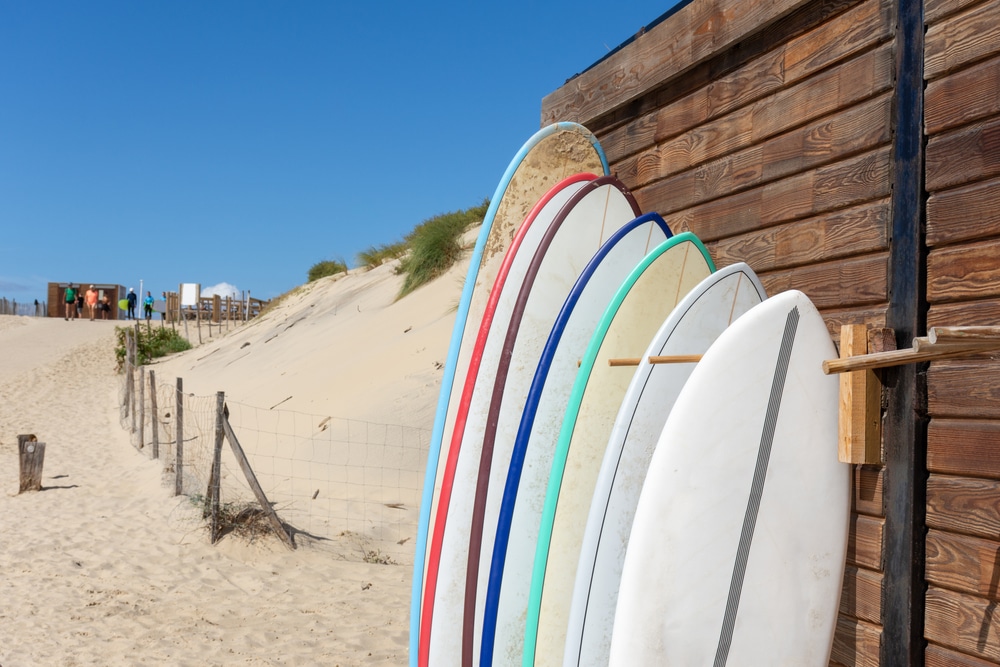 Plage et planches de surf dans les Landes