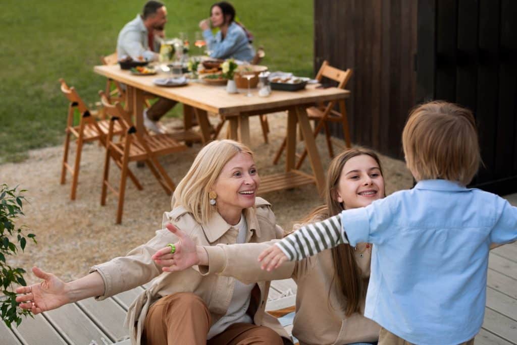 Repas convivial entre amis dans le jardin