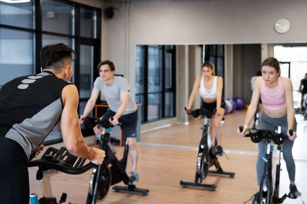 Salle de sport avec vélos