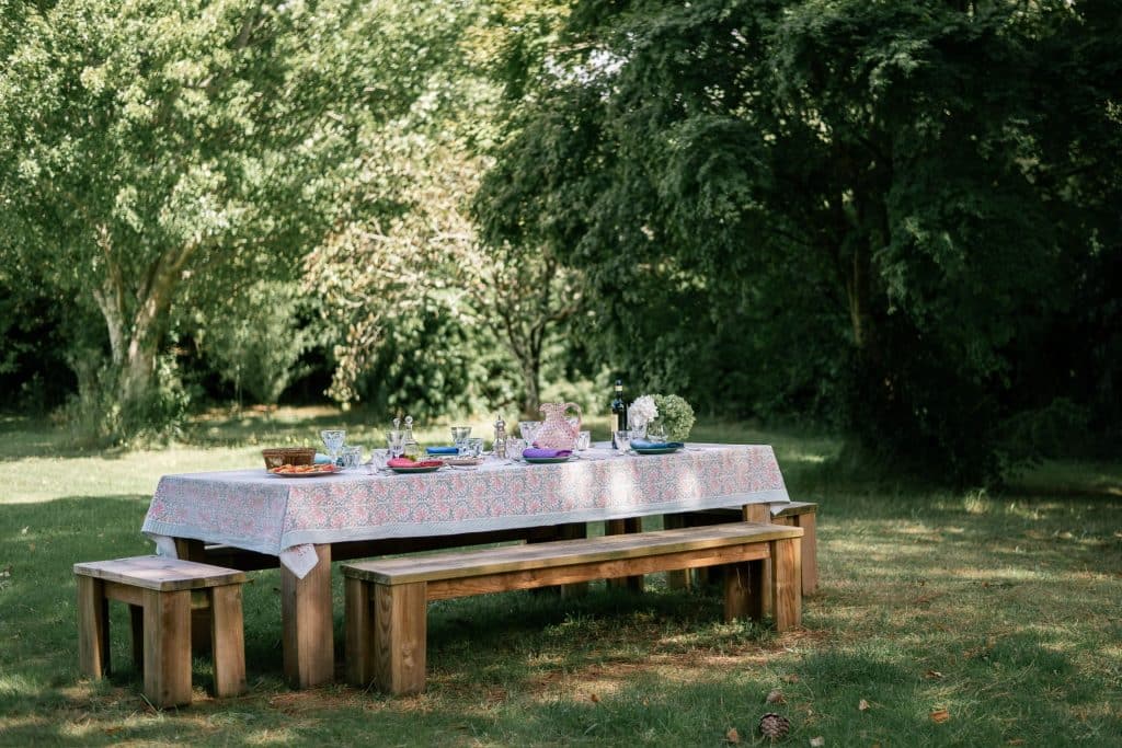 Table dressée sous les arbres du parc
