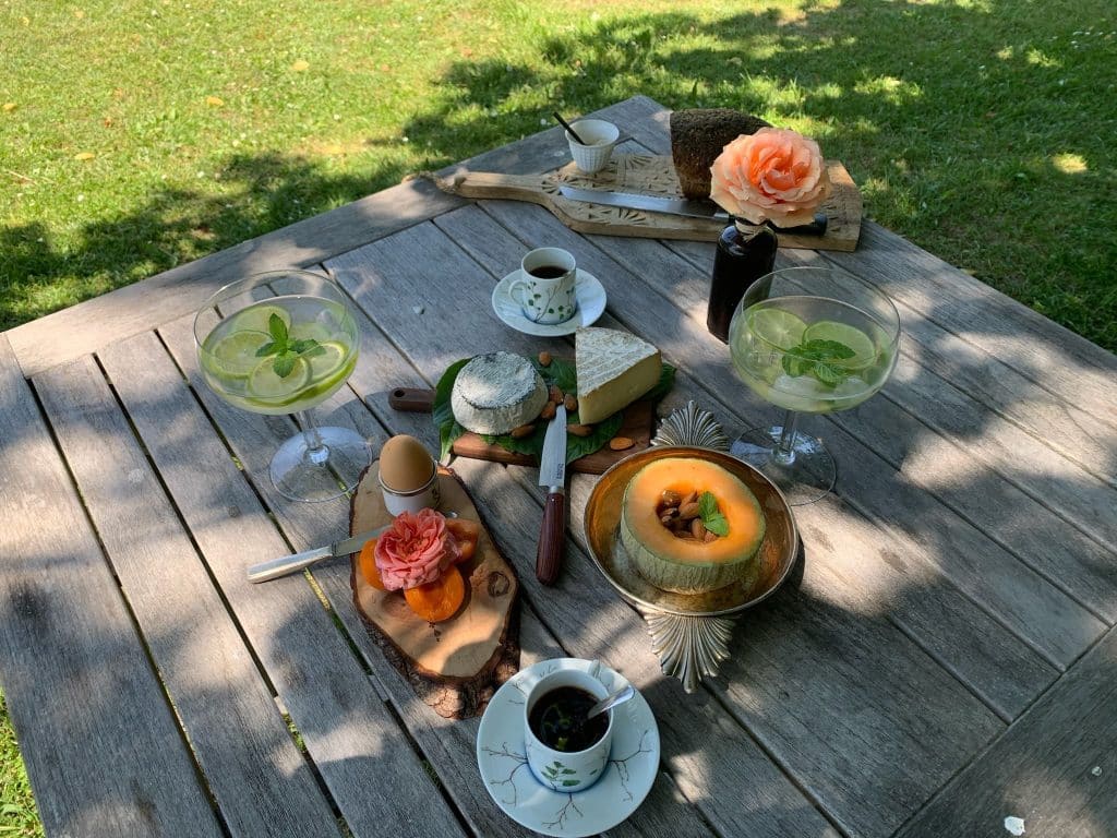 Petit-déjeuner servi en extérieur