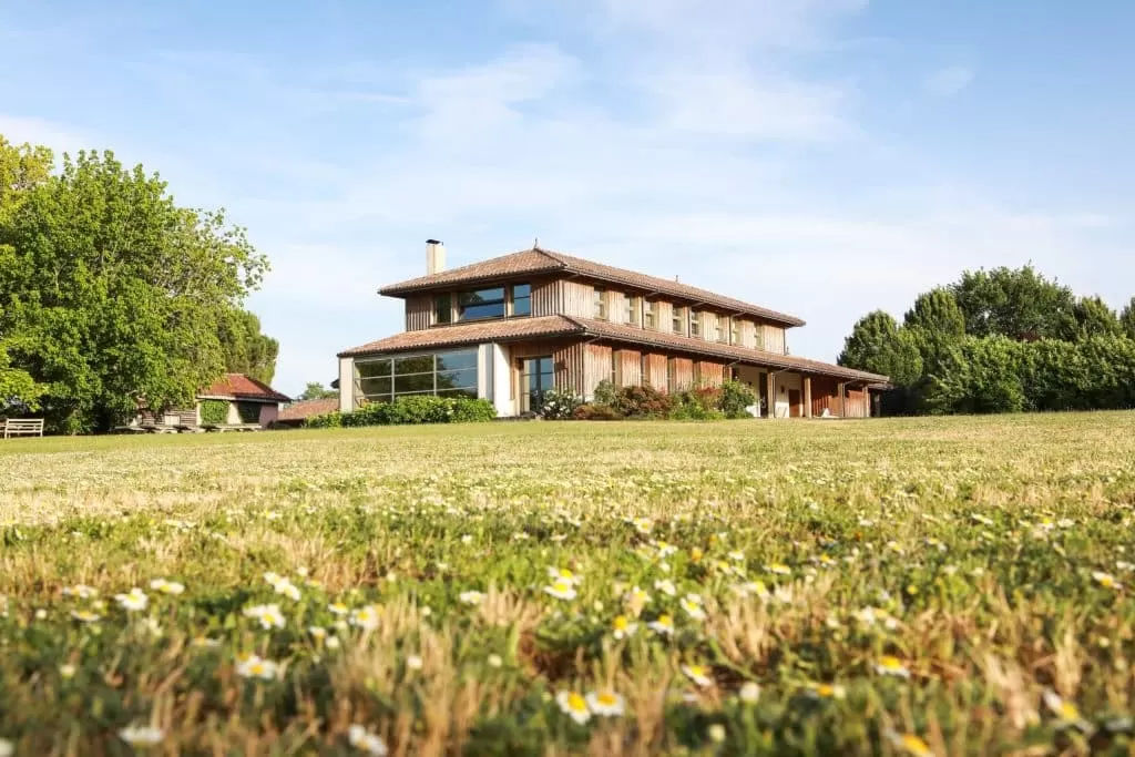 PHOTO-EXTERIEUR-GRANDE-MAISON-VUE-SUD-1-scaled